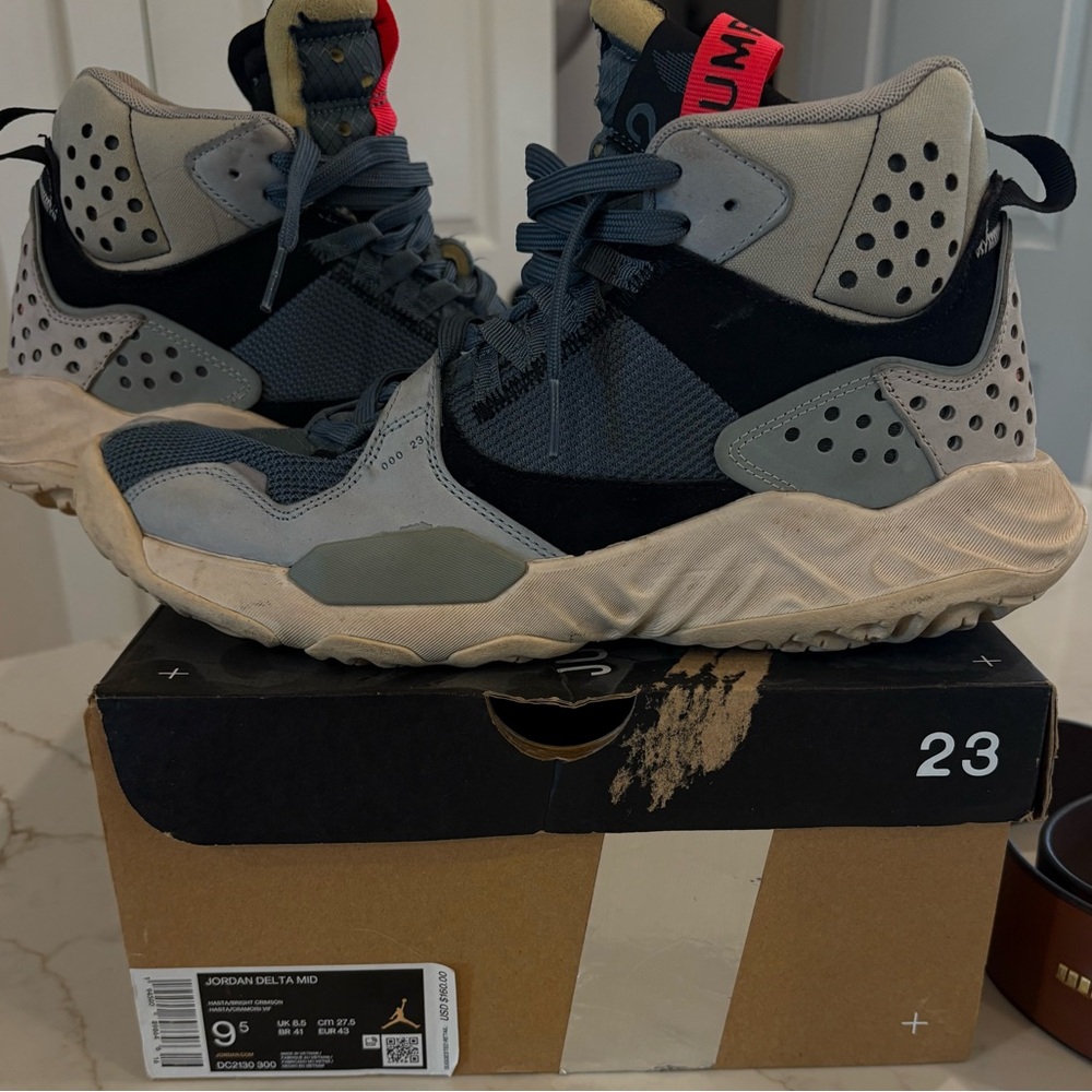 Jordan high top sneaks 9.5 blue /grey /blk /“off wh